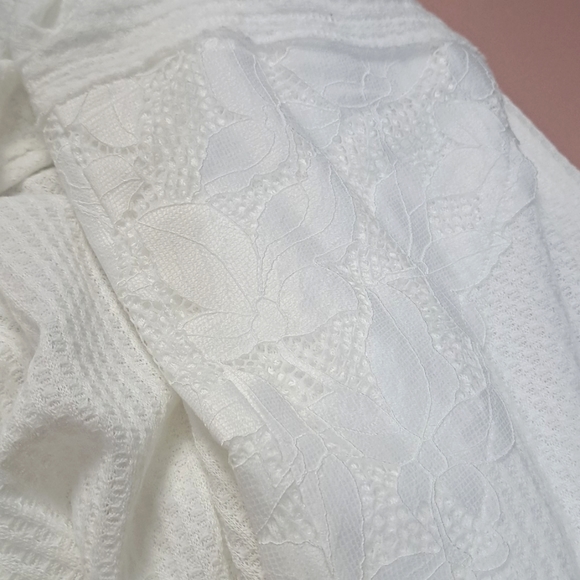 NWT PLUS SIZE THERMAL TOP LACE SLEEVE ACCENT IN WHITE - Picture 4 of 4